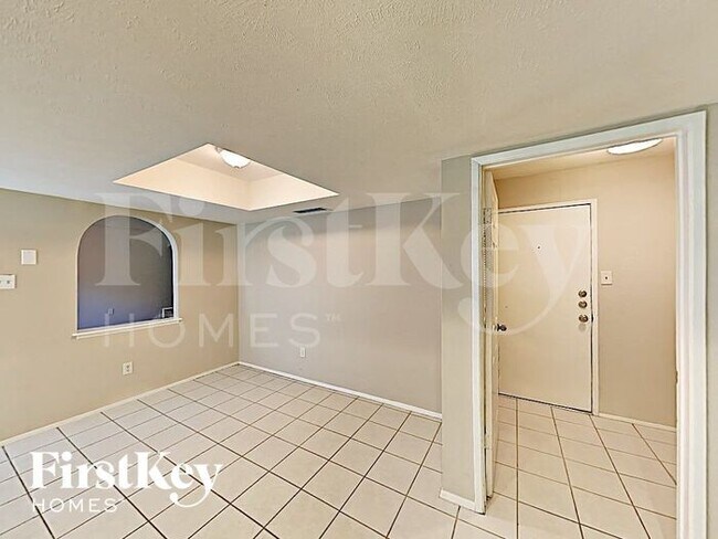 Building Photo - 2211 Fairgreen Dr