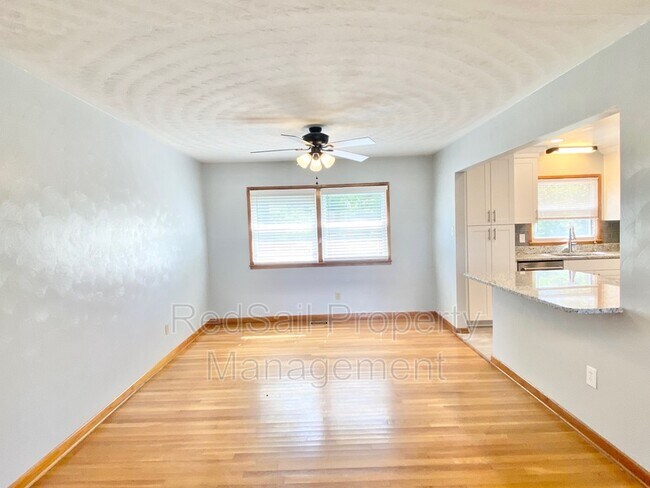 Building Photo - 137 Tanglewood Dr