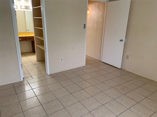 Building Photo - 5613 Hollow Pines Dr