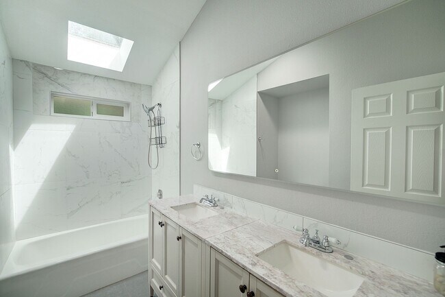 Building Photo - 5Bd/2.5Ba Kirkland Home