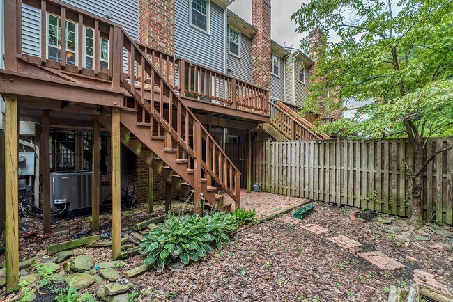 Building Photo - Very Charming 3 Bedroom And 2.5 Bathroom Townhouse With Private Deck In Country Creek