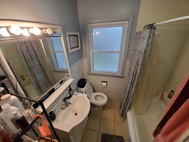 Building Photo - AVAILABLE JUNE! - 7 Bed 3 Bath Home!