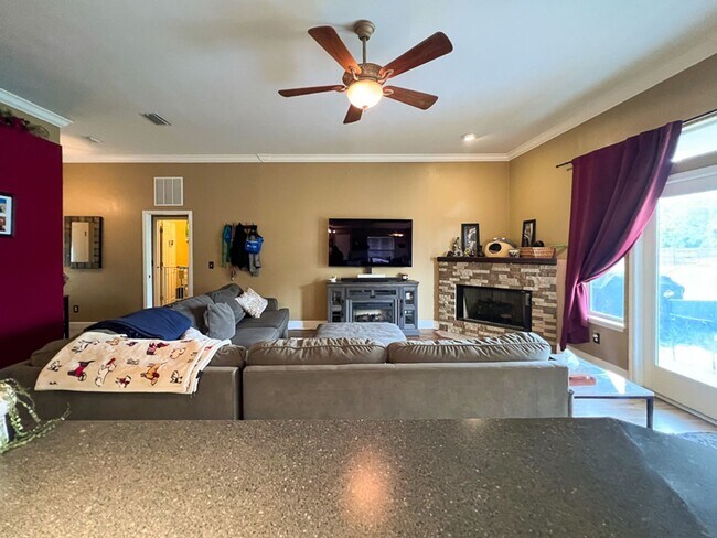 Building Photo - Pet Friendly 3BR/2BA Home on 1 acre in SW Gainesville - available Mid-October!