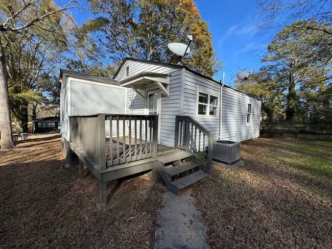 Building Photo - 2/1 House in East Rome with bonus room- $995