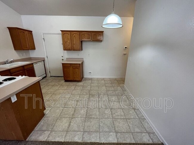 Building Photo - 2329 W Sunnyside Ave