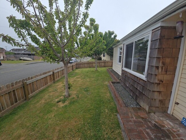 Building Photo - Beautifully designed 2BD/1BA home located near Henderson Center!