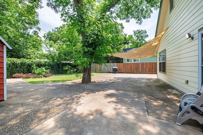 Building Photo - Charming East Austin 2 Bedroom, 2 Bath Home off of Cesar Chavez