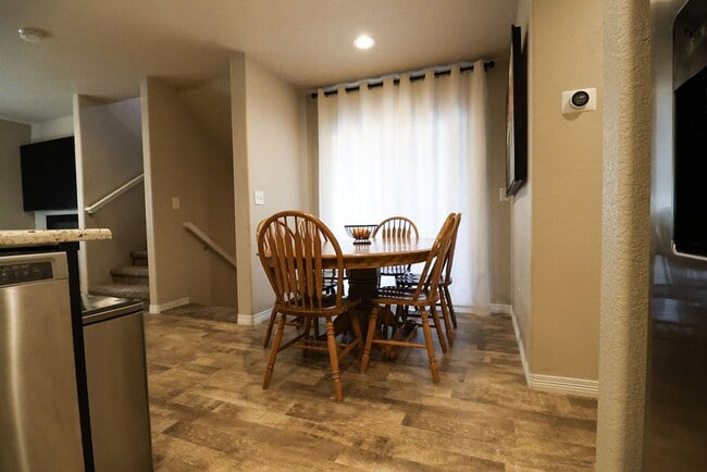 Building Photo - 3 Bedroom, 2.5 Bathroom Townhome. June 2026 Move-In! 2-year lease option!