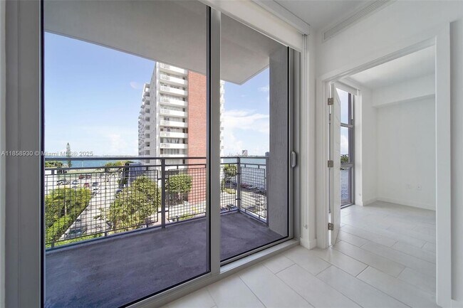 Building Photo - 2150 N Bayshore Dr