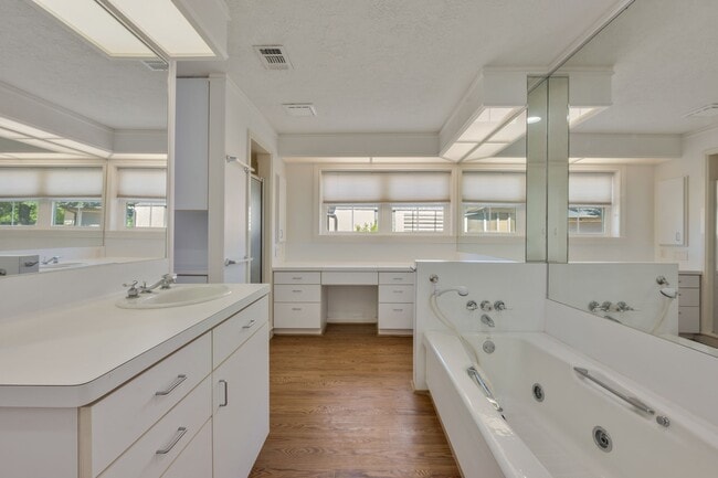 Building Photo - 3802 Sunnybrook Ln