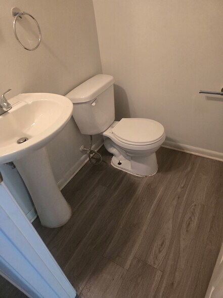 Building Photo - 1620 Crest Rd