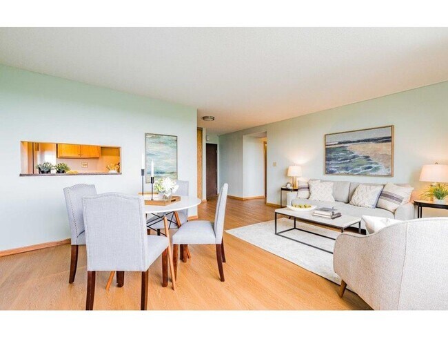 Building Photo - Spacious one-bedroom, one-bath condo in a fantastic St. Paul location!