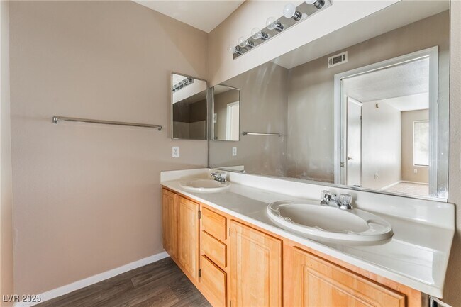 Building Photo - 5710 E Tropicana Ave