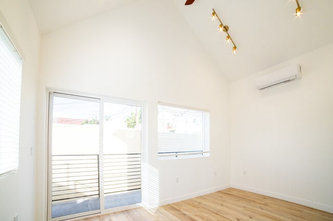 Building Photo - 4369 Rosewood Ave