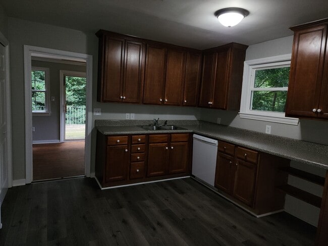 Building Photo - Spacious 5 Bedroom Home with Spectacular L...
