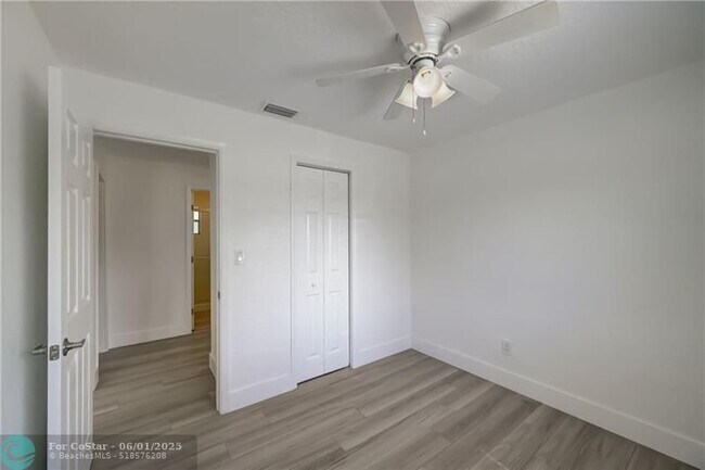 Building Photo - 5521 SW 39th St