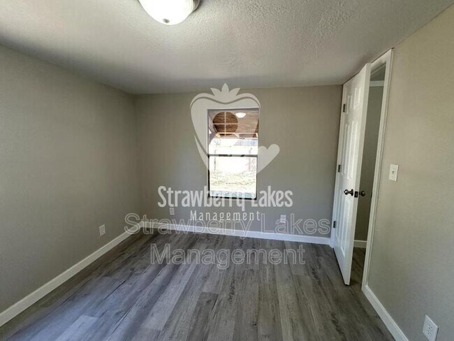 Building Photo - 4210 Leonard St