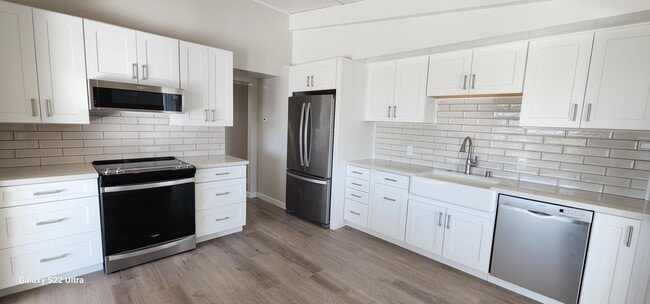 Building Photo - Freshly remodeled, 4 bedroom 2 bath house ...