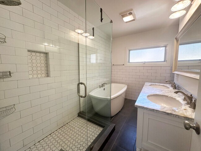 Building Photo - 2BD/1BA DT Fullerton Vintage 1922 House w/...
