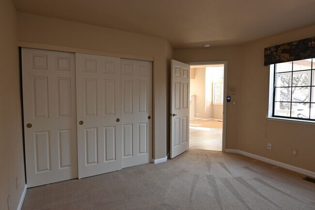 Building Photo - Tranquil / Updated Townhome in Gated in Vi...