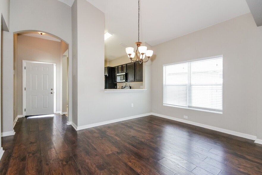 Building Photo - 6870 Glenbrook Dr