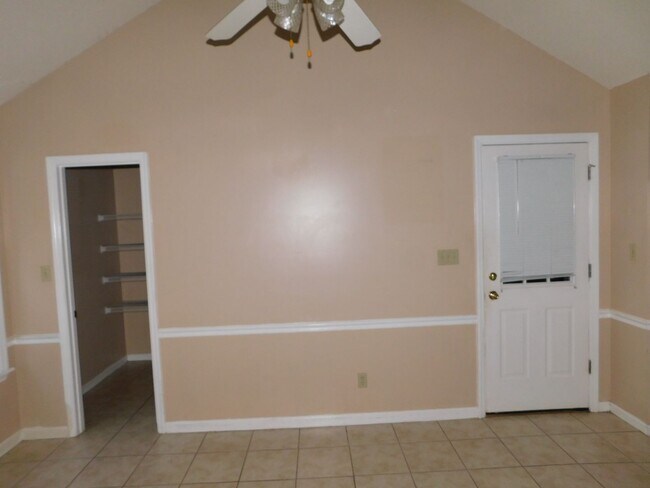 Building Photo - 3 Bedroom Home in Pebble Creek Subdivision