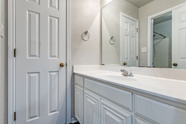 Building Photo - Welcome home to this spacious 4-bedroom, 2...