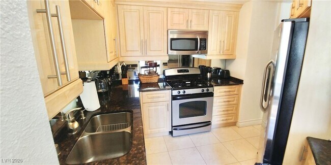 Building Photo - 230 E Flamingo Rd