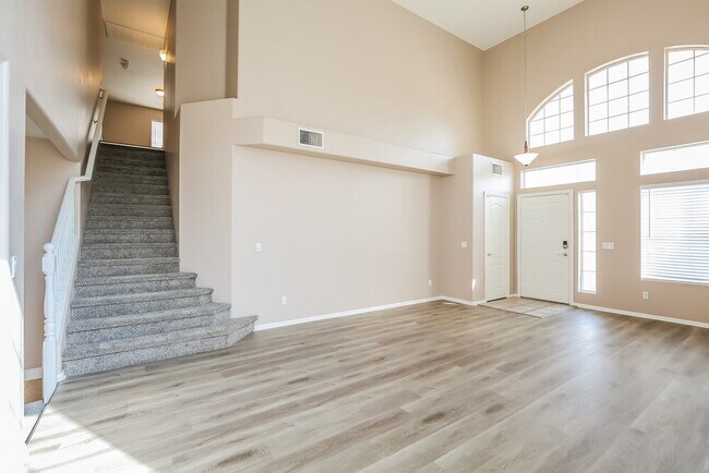 Building Photo - 1102 Broomfield Dr