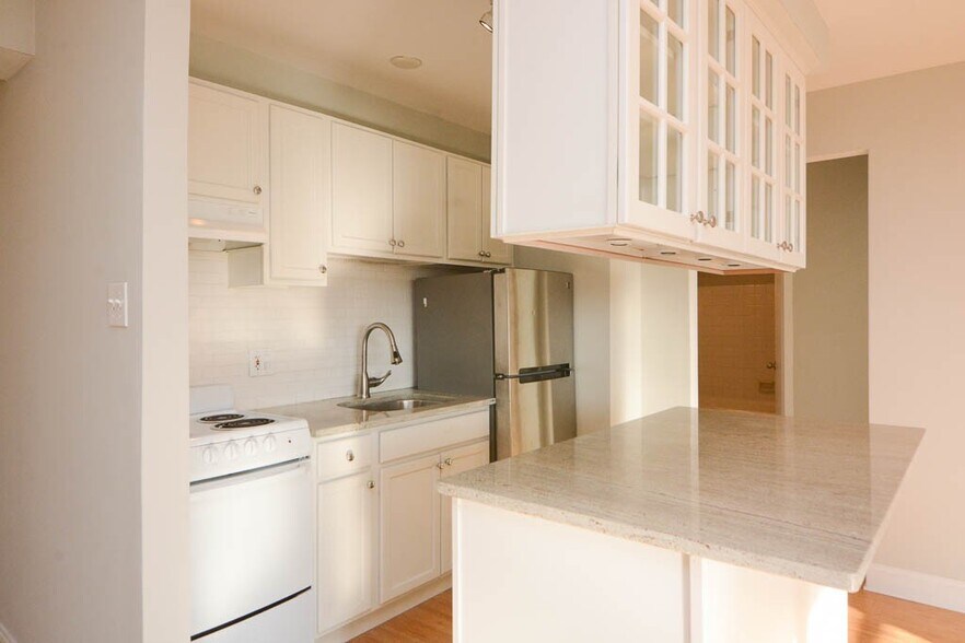 Building Photo - 428 W Wellington Ave