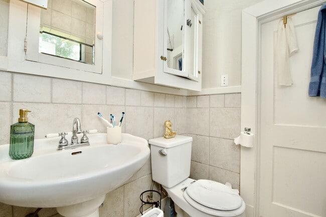 Building Photo - Charming 2-Bedroom Duplex in Prime Auburn ...