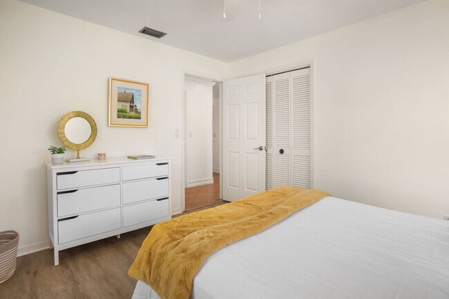 Building Photo - ** VICTORIA PARK ** 4 BED / 2 BATH - POOL ...