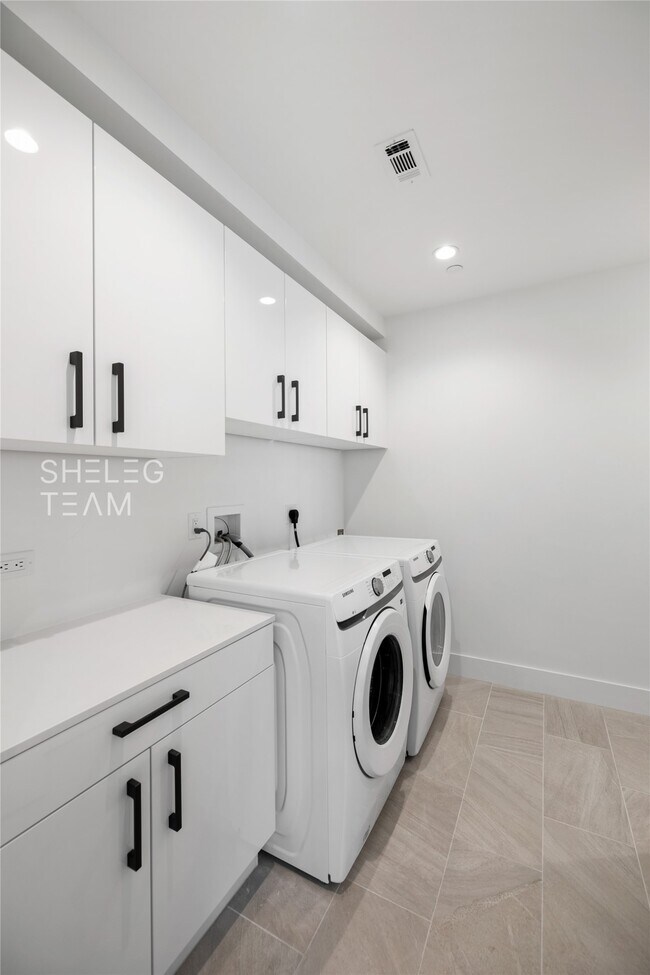 Building Photo - 808 Crawford St