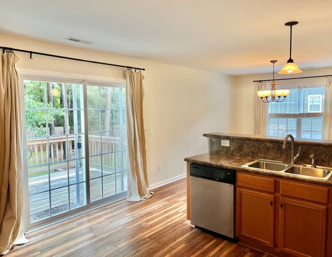 Building Photo - Sellhorn Heights Beauty, 4BR/2.5BA, Fenced...