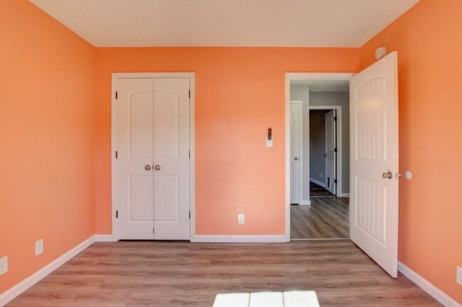 Building Photo - Sweet 3 bed 2 bath.  Cat friendly.