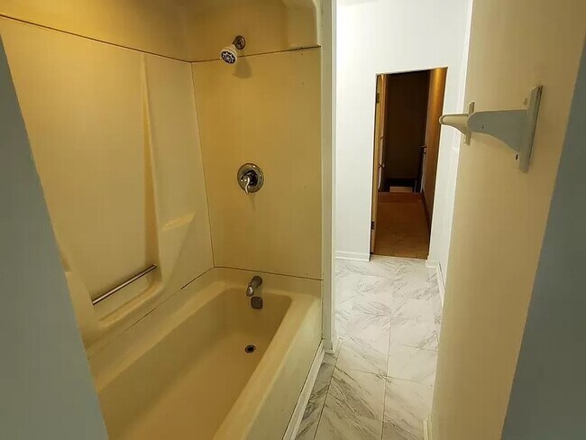 Building Photo - 576 Bay St