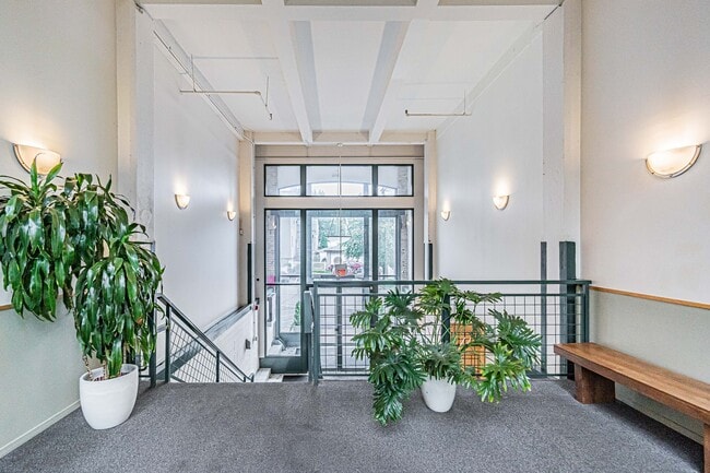 Building Photo - 601 Linden Pl