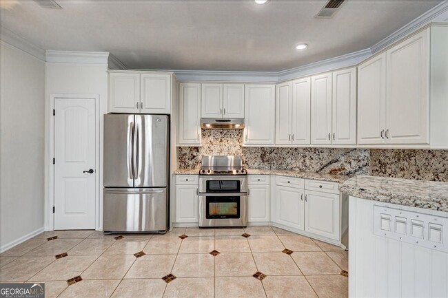 Building Photo - 1033 Pinehurst Dr