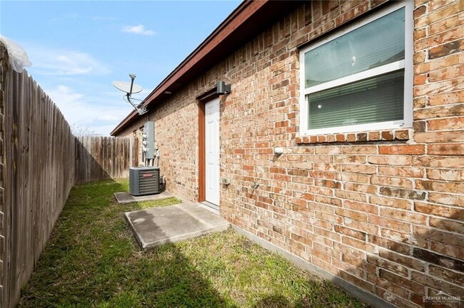 Building Photo - 10 Valeria St