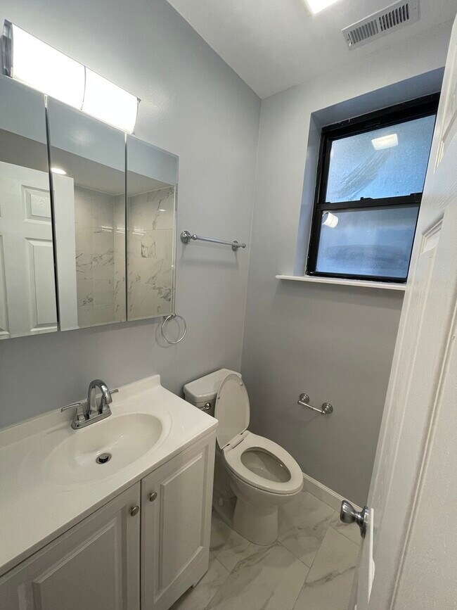 Building Photo - 7331 N Honore St