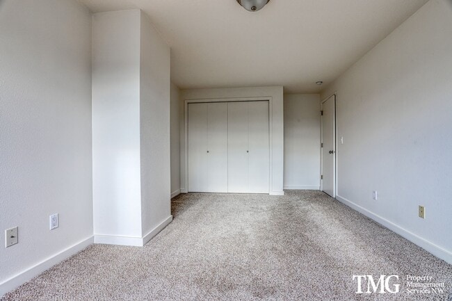 Building Photo - Spacious 4BR Townhome with AC, W/D, Garage...