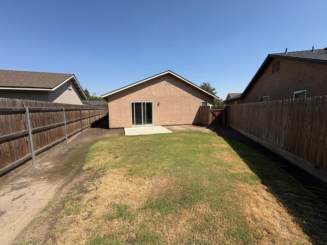 Building Photo - Tulare home move-in ready!