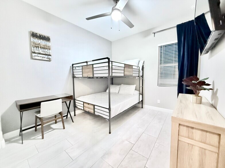 Building Photo - 2506 E Pleasant Ln