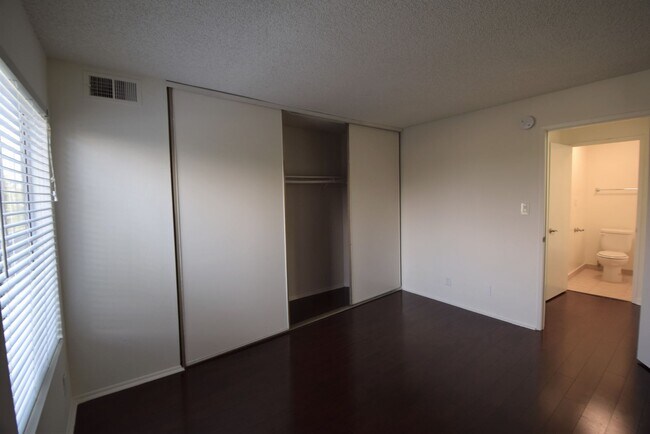 Building Photo - 15049 Burbank Blvd