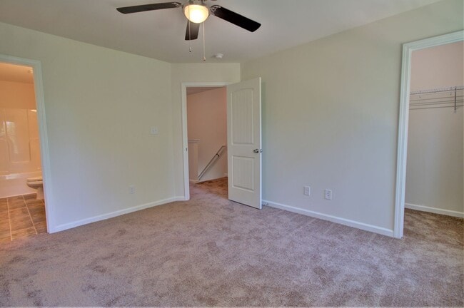 Building Photo - 2 BR/ 2.5 Bath Townhome located in The Tow...
