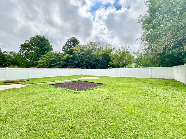 Building Photo - Beautiful 4 Bedroom Home In Chesapeake!