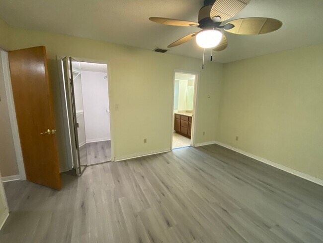 Building Photo - Great 3 Bedroom, 2 Bathroom condo in the V...