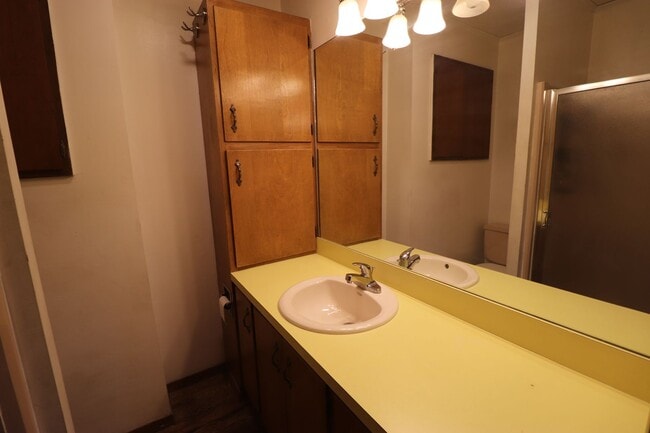 Building Photo - Large home close to Lyon