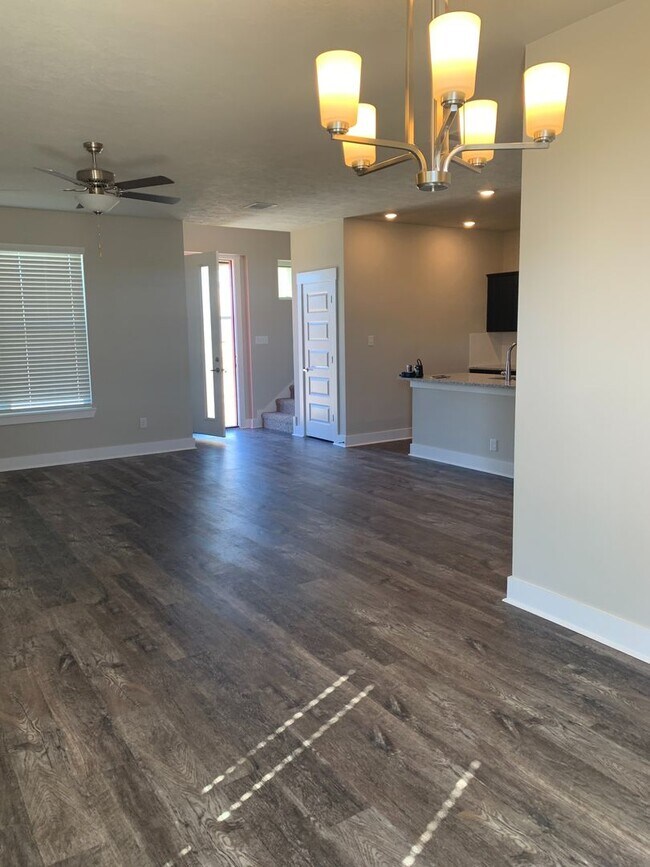 Building Photo - Like New  - 3 Bedroom Townhome in Barron C...