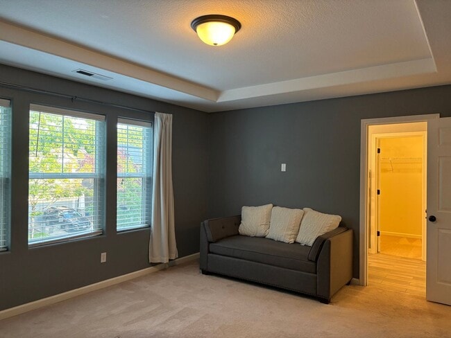Building Photo - Beautiful 2 Story home in the Desirable Oa...